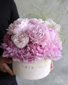 Arrangement Peonies and velvet