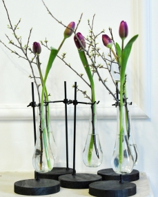 Flower arrangement for colleagues, with purple tulip in vase – 5 pieces