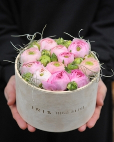 Flower arrangement with 11 pink ranunculus