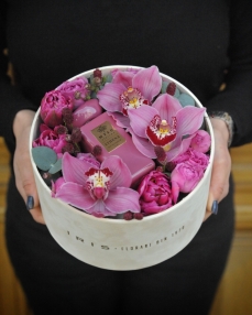 Spring floral arrangement with Mysu perfume 