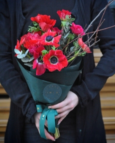 Bouquet with 15 red anemones