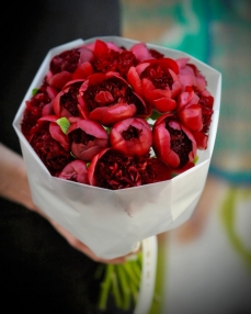 Bouquet with 15 red peonies 