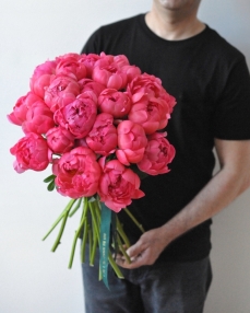 Flower bouquet with 25 coral peonies