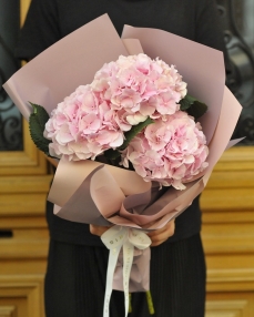 Flower bouquet with 3 pink hydrangea