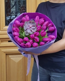 Bouquet with 31 purple tulips and succulent 