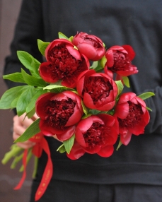 Flower bouquet with 7 red peonies