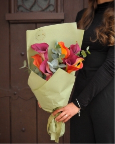 Flower bouquet with 7 coloured callas