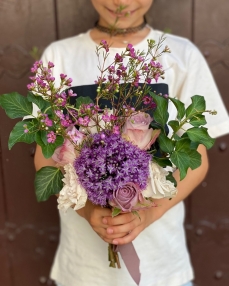 Buchet cu flori lila, pentru fetite