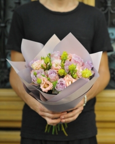 Flower bouquet with lila roses and lisiantus