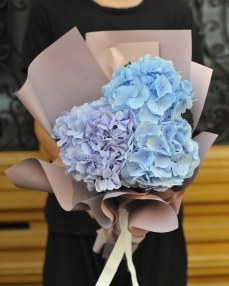 Flower bouquet with 3 blue hydrangea