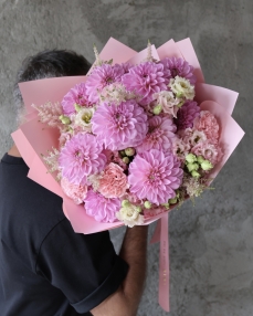 Bouquet Dance of pink petals