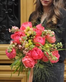 Buchet de flori cu bujori si matthiola