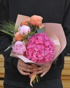 Buchet de flori cu hortensie, bujori si trandafiri
