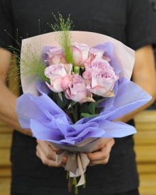 Flower bouquet with 7 delicate lila roses