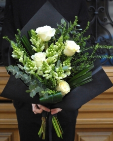 Buchet funerar cu trandafiri si antirrhinum 