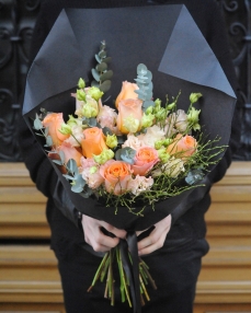 Funerary bouquet with roses and lisianthus