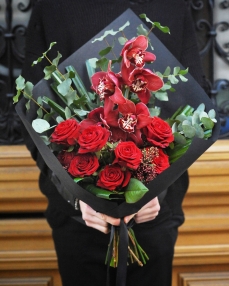 Buchet funerar rosu cu orhidee cymbidium si trandafiri