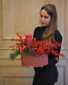 Winter arrangement Christmas in red 