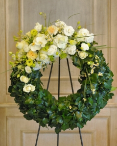 Funeral crown with roses, lisianthus and matricaria