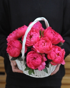 Flower basket with 11 peonies