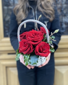 Basket with 5 red roses Valentine's