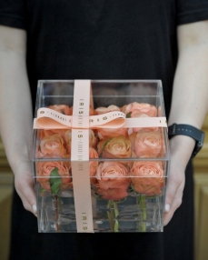 Gift box with 16 Kahala roses 