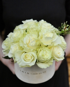 Box with 16 white roses 