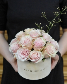 Box with 16 pink roses 