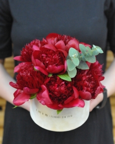 Box with 9 red peonies 