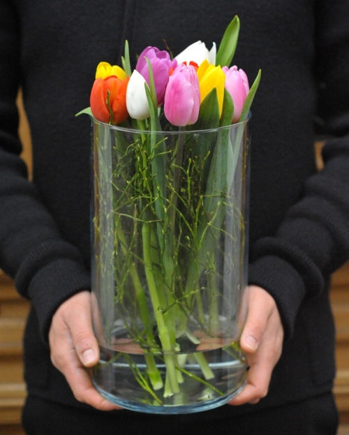 Aranjament cu 9 lalele multicolore in vas de sticla 