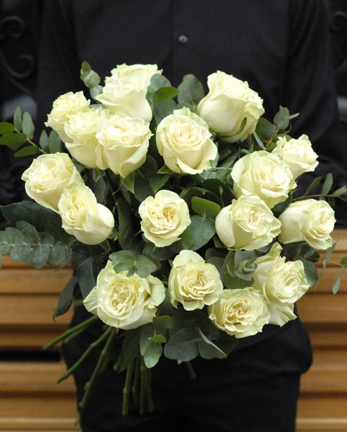 Buchet 19 trandafiri maxi albi