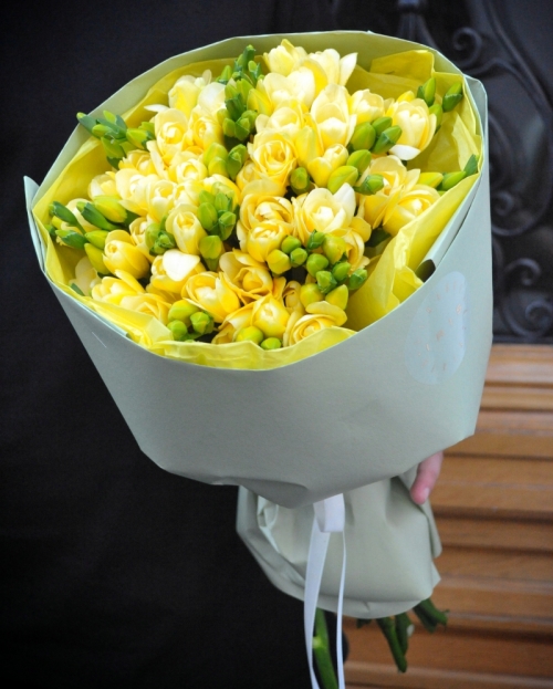Buchet 25 frezii galbene