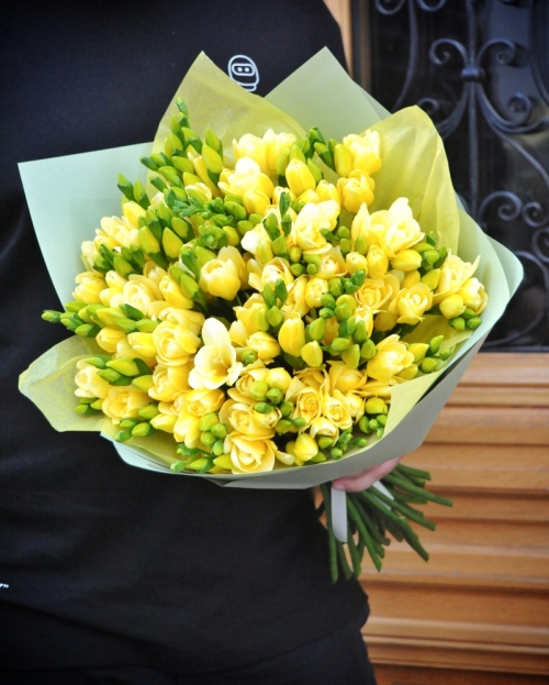 Bouquet 51 yellow freesias