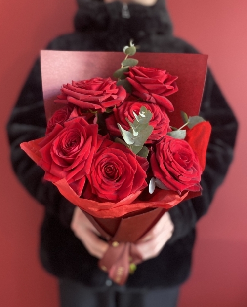 Buchet cu 7 trandafiri rosii 