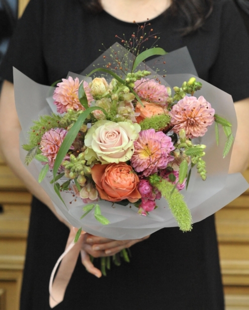 Buchet cu dahlii Eleganta dezvaluita