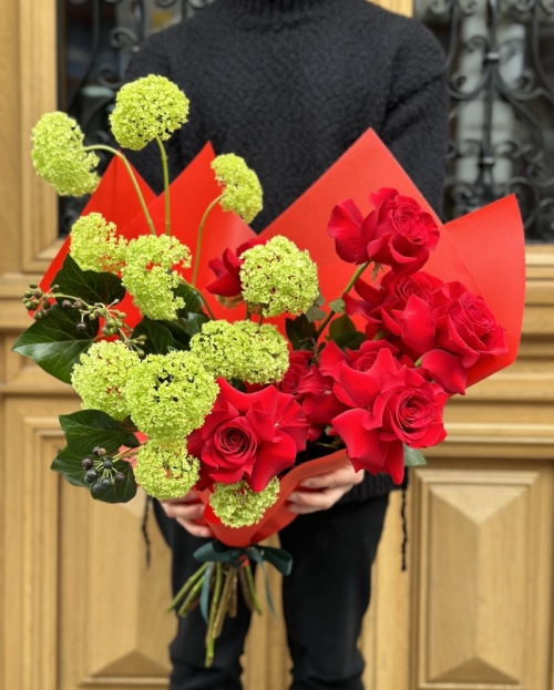 Bouquet with roses and viburnum 