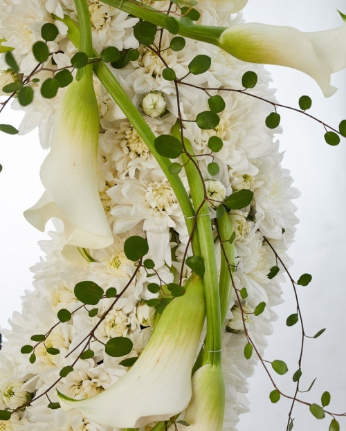 Funeral crown with chrysants and calas