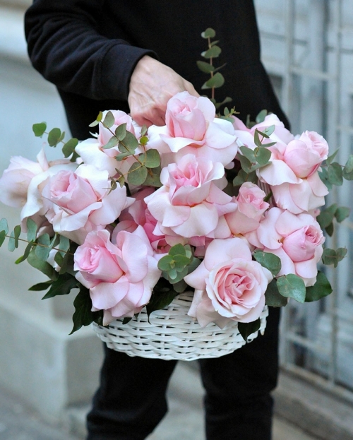 Basket with 25 pink roses
