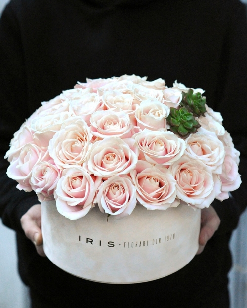 Cutie cu 45 de trandafiri roz 