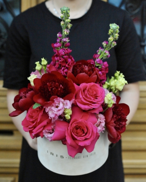 Box with roses and peonies Passion 