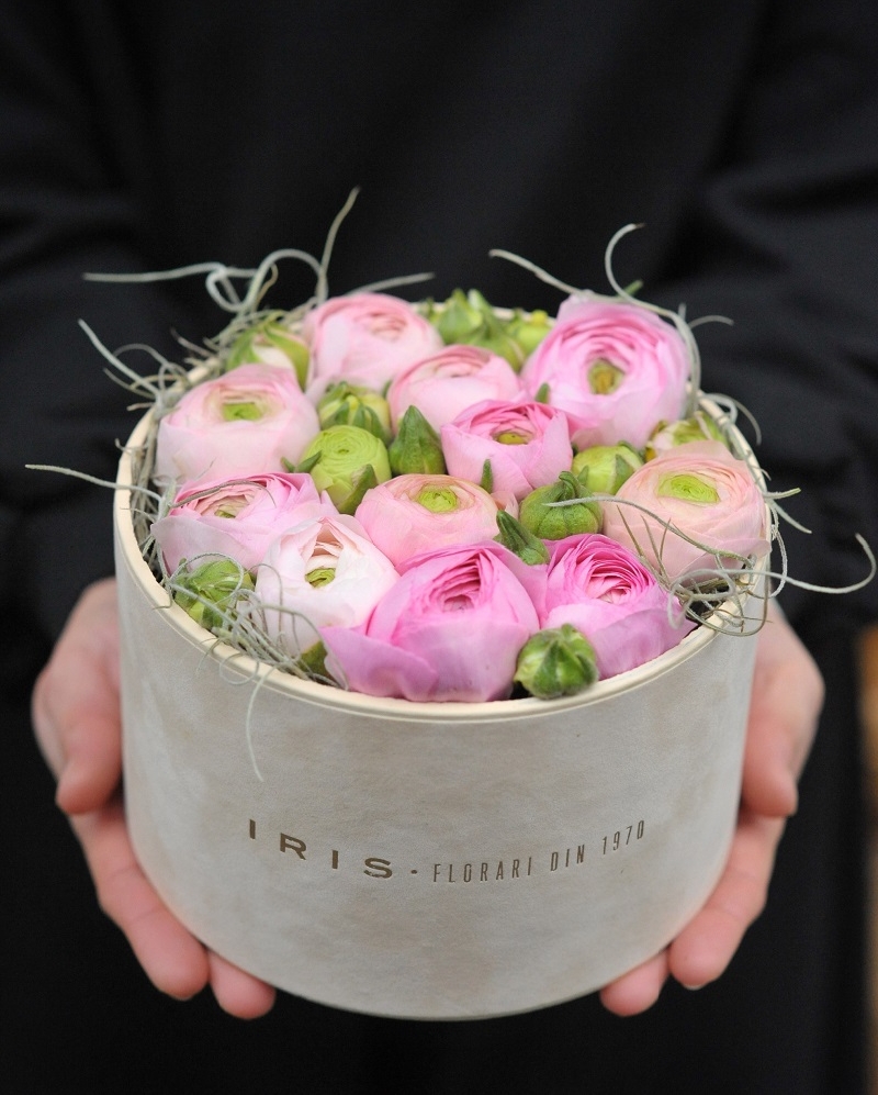 Aranjament floral cu 11 ranunculus roz