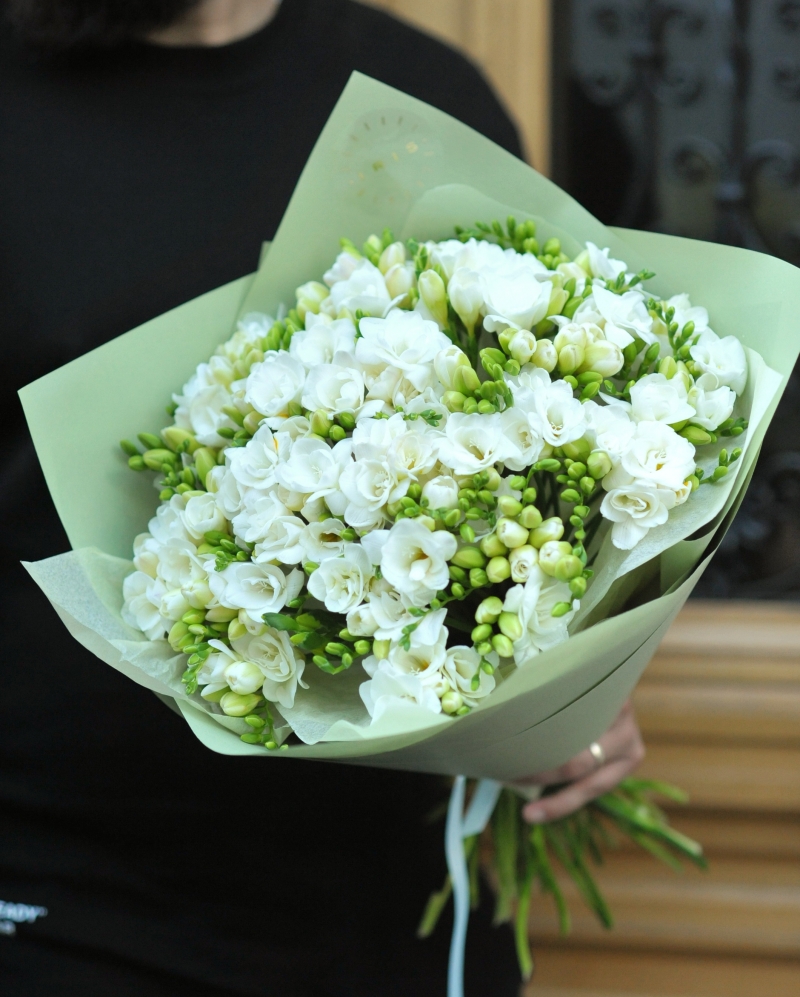 Bouquet 51 white freesias