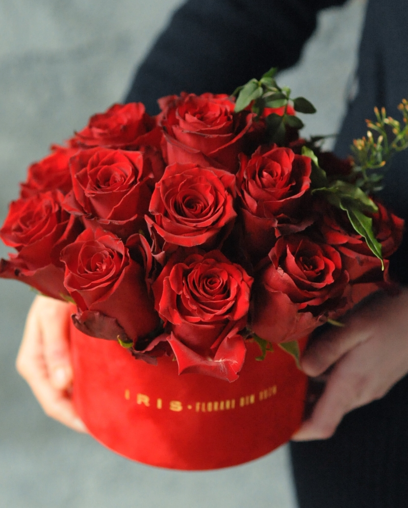 Box 17 red roses